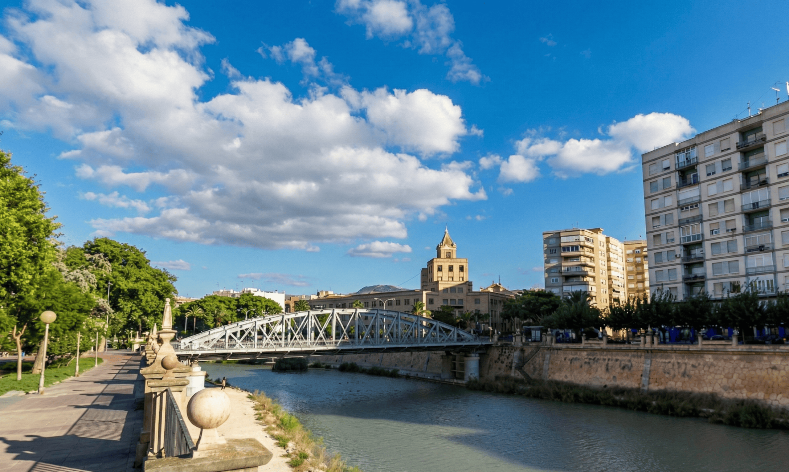 Vistas del Río Segura y el Puente de Hierro en Murcia, entorno de promociones inmobiliarias de ARC Grupo Inmobiliario